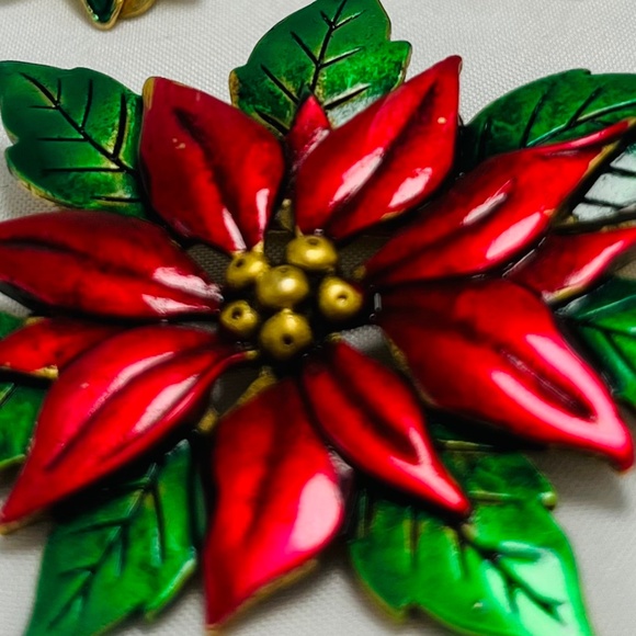 VINTAGE J.J. Xmas/Holiday Poinsettia Brooch/ Clip Earring Set. - Picture 5 of 7